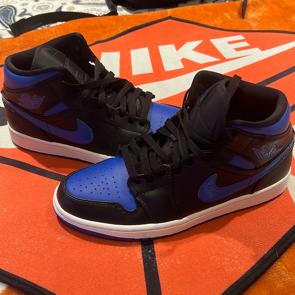 Air Jordan 1 Mid Men’s size 9 Women’s 10.5